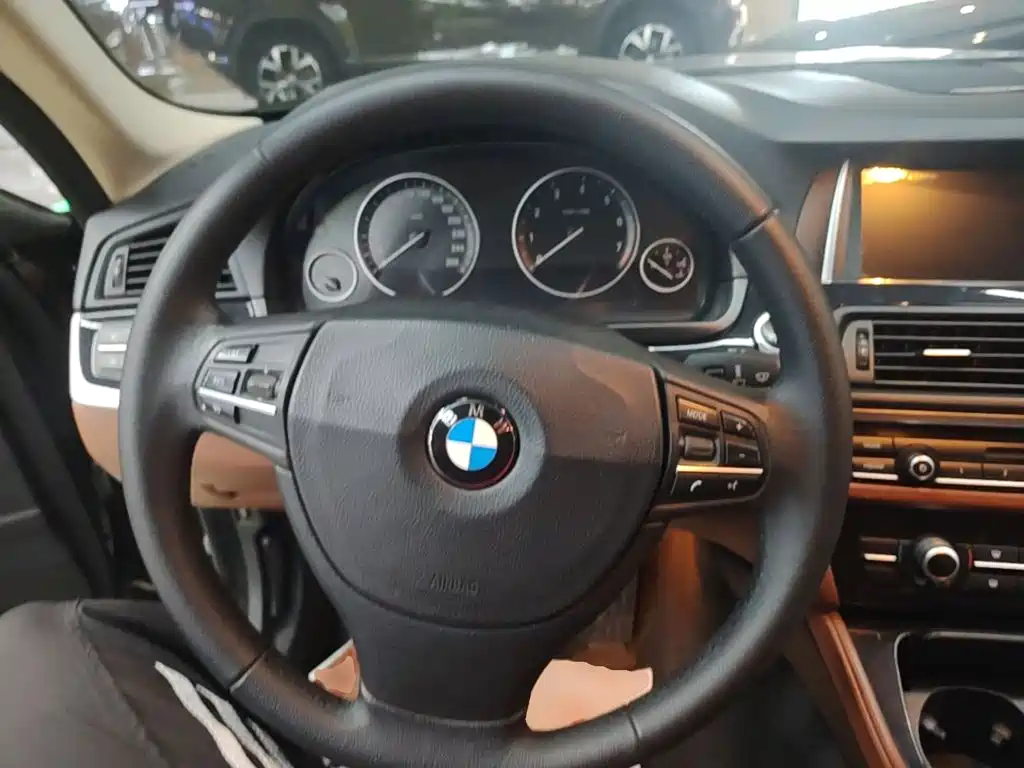 BMW 5 Series 2015 — фото 11