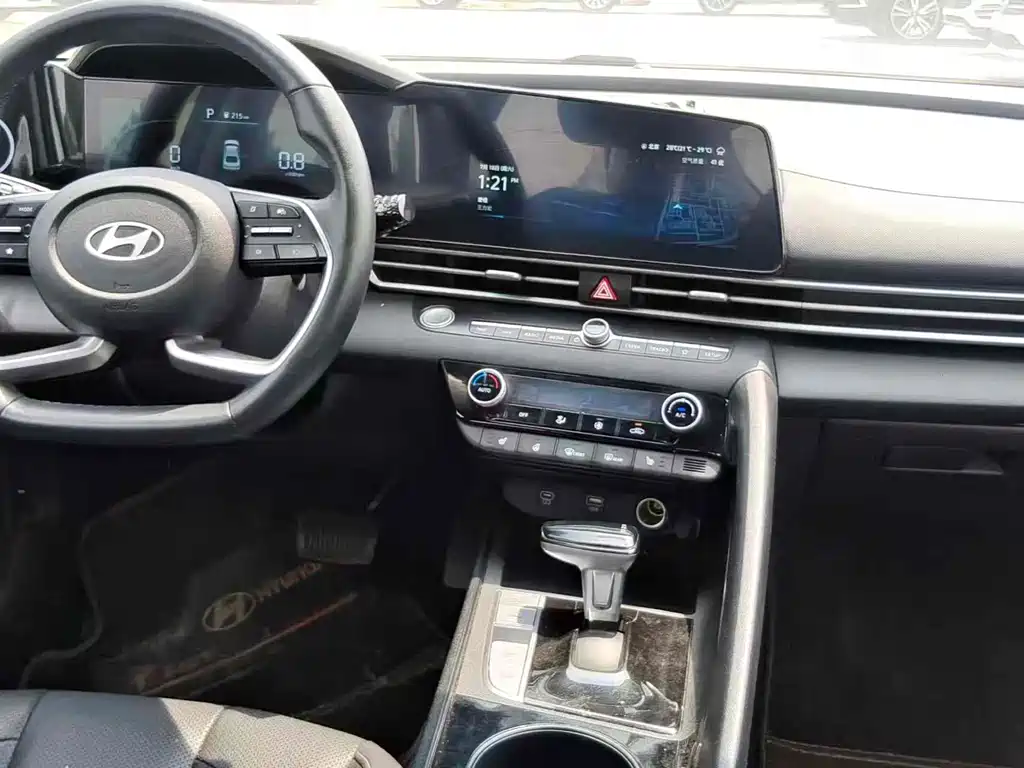 Hyundai Elantra 2023 — фото 10