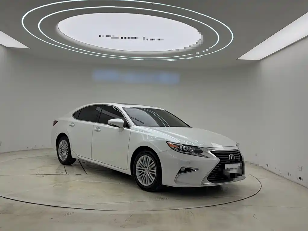 Lexus ES 2018 — фото 21