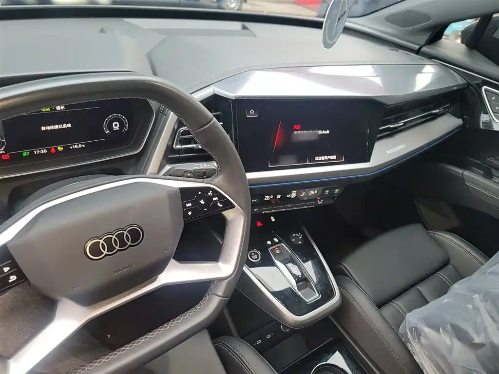 Audi Q4 e-tron 2023 — фото 10