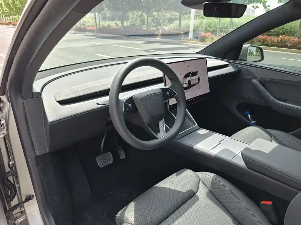 Tesla Model Y L 2025 — фото 8