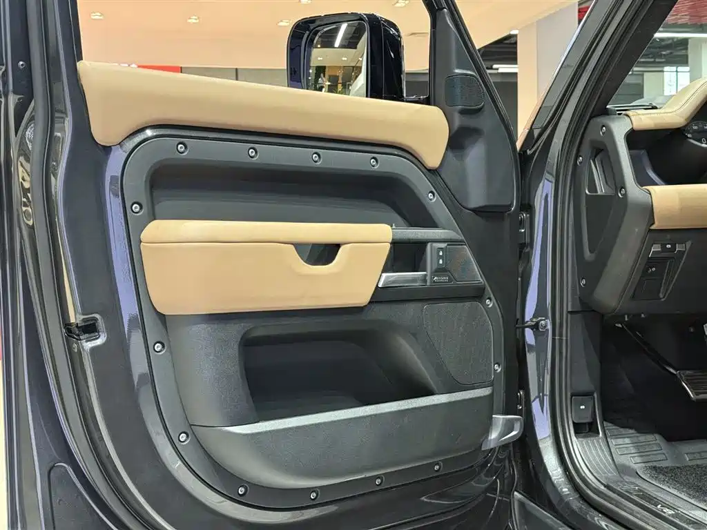 Land Rover Defender 2025 — фото 11