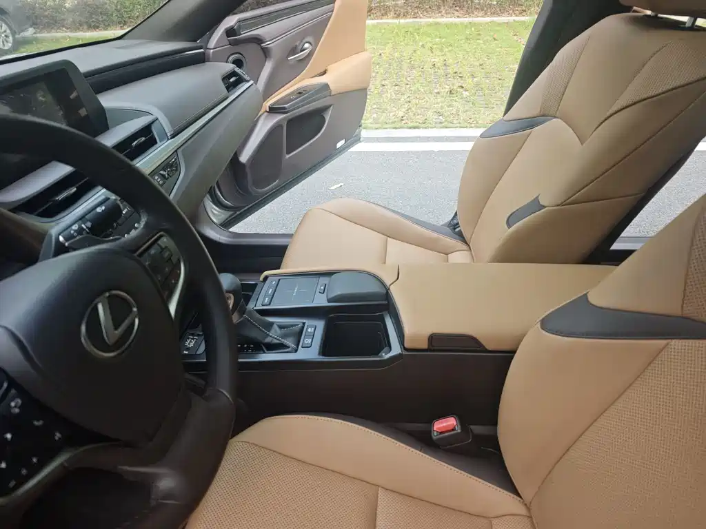 Lexus ES 2020 — фото 18