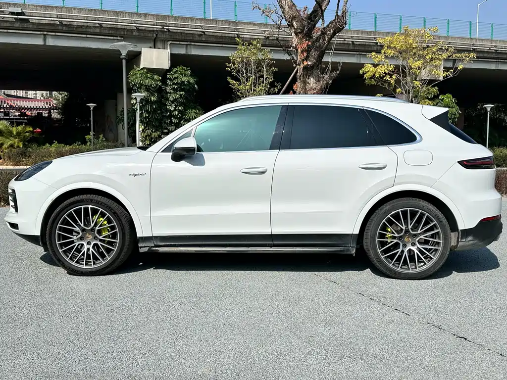 Porsche Cayenne Hybrid 2021 — фото 7