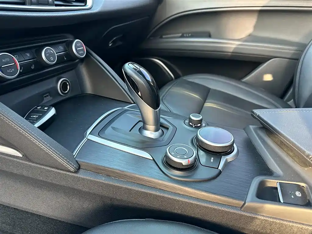 Alfa Romeo Stelvio 2018 — фото 15