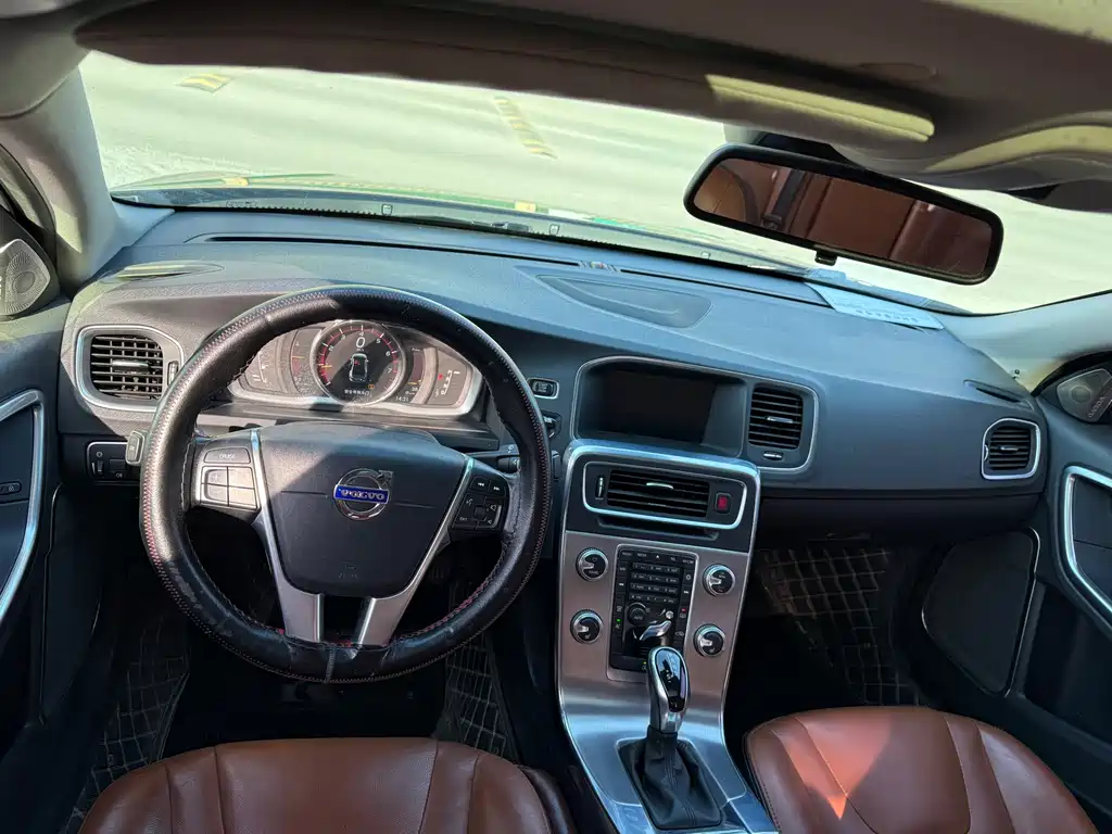 Volvo S60 2016 — фото 11