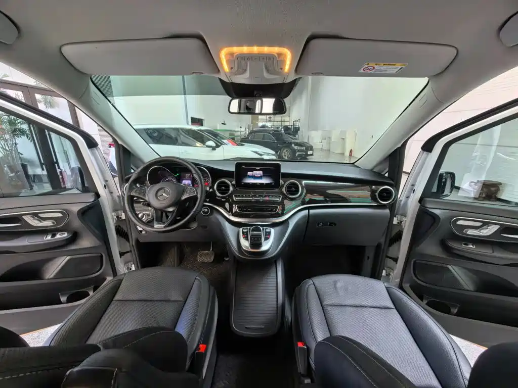 Mercedes-Benz V-Class 2018 — фото 13