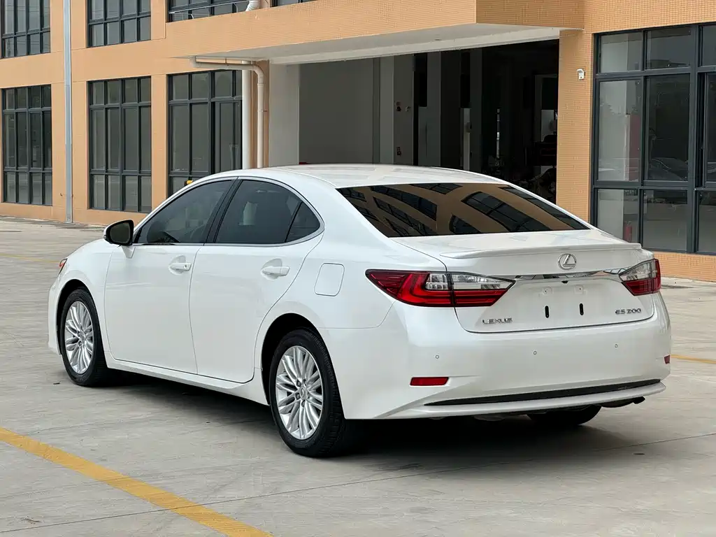 Lexus ES 2017 — фото 9