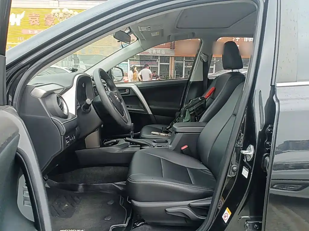 Toyota RAV4 2019 — фото 16