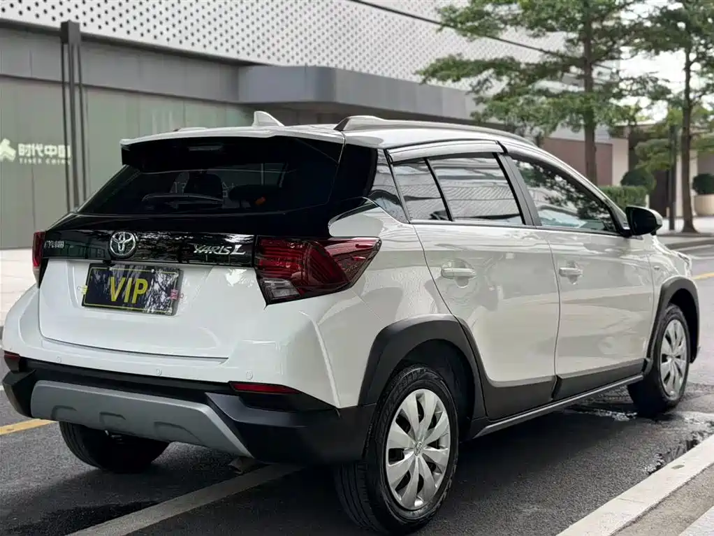 Toyota Yaris L 2023 — фото 8