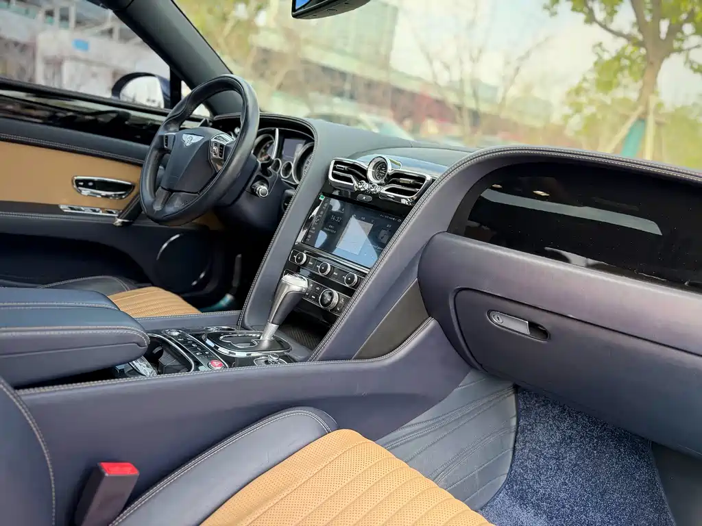 Bentley Flying Spur 2017 — фото 18