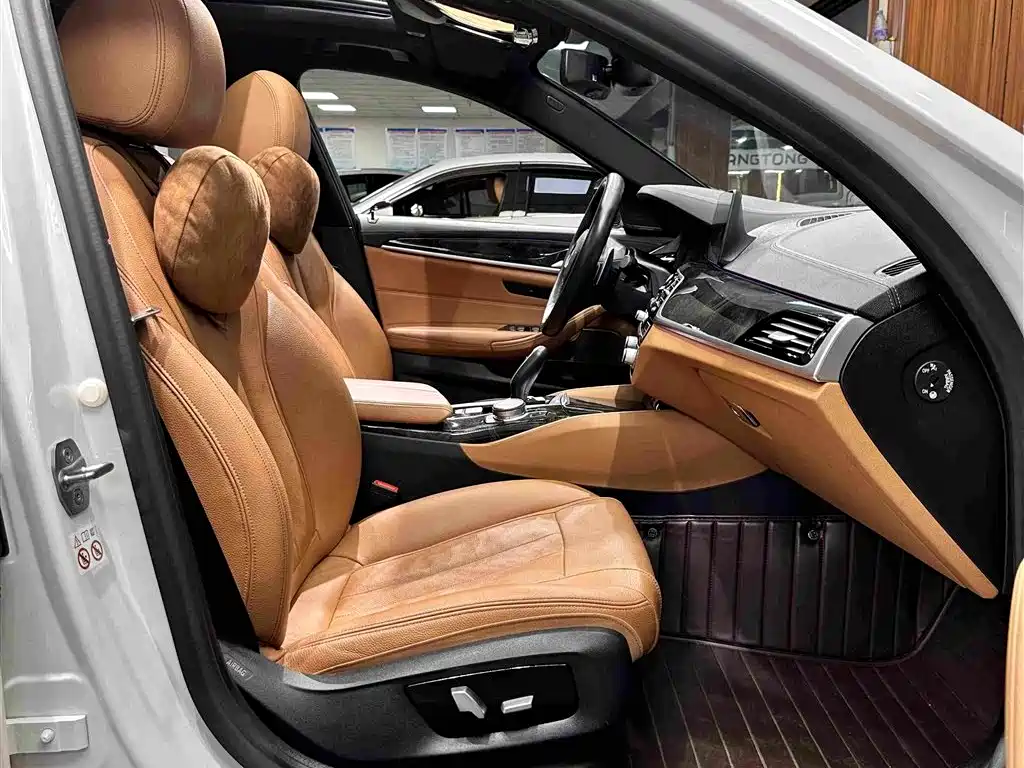 BMW 5 Series 2019 — фото 20