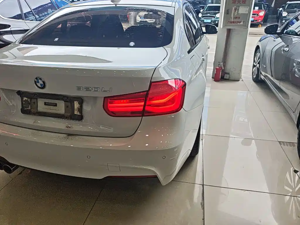 BMW 3 Series 2018 — фото 24