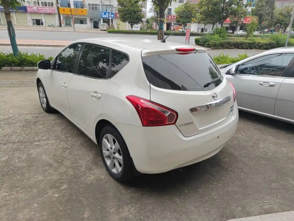 Nissan Tiida 2015