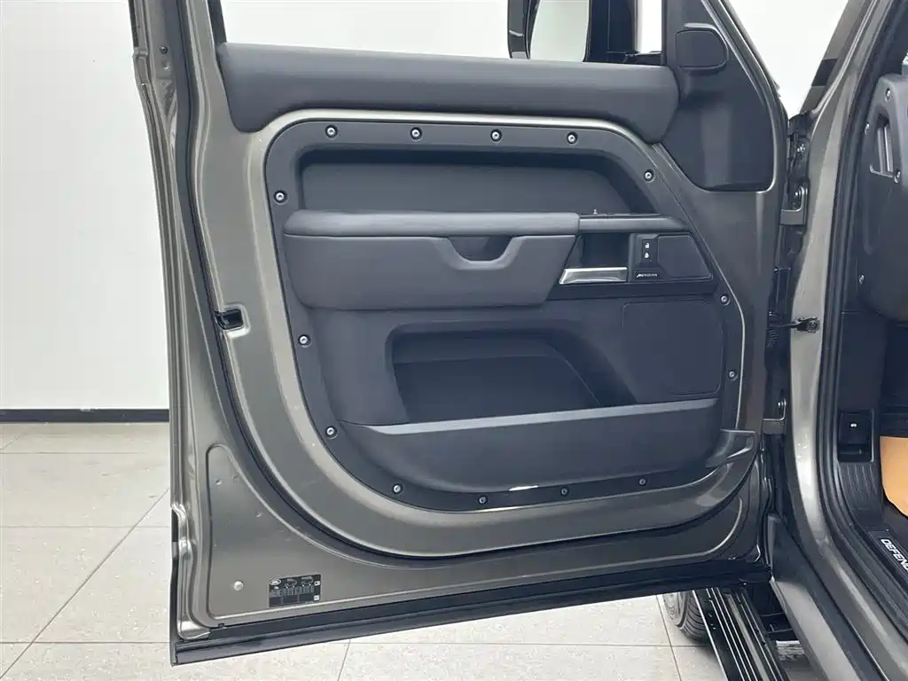 Land Rover Defender 2025 — фото 9