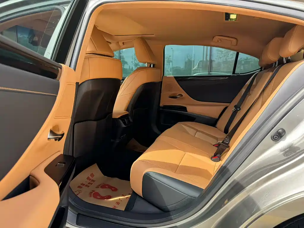 Lexus ES 2023