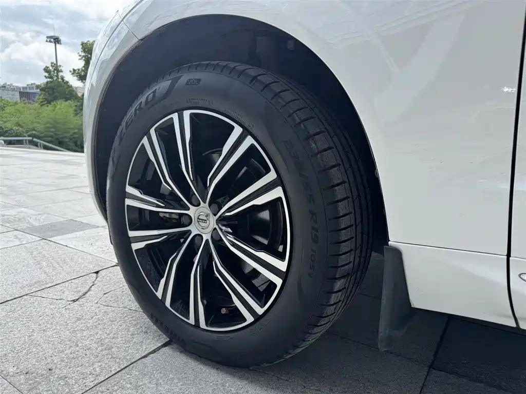 Volvo XC60 2022 — фото 11
