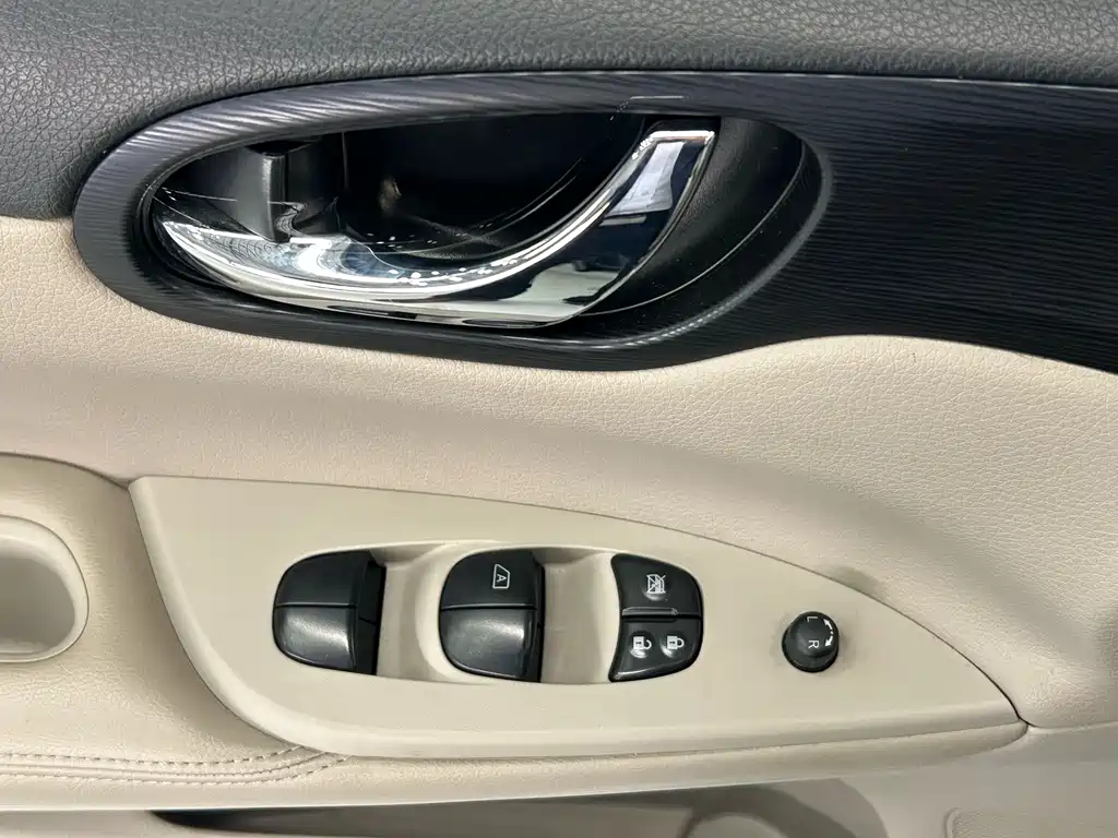 Nissan Tiida 2014 — фото 19