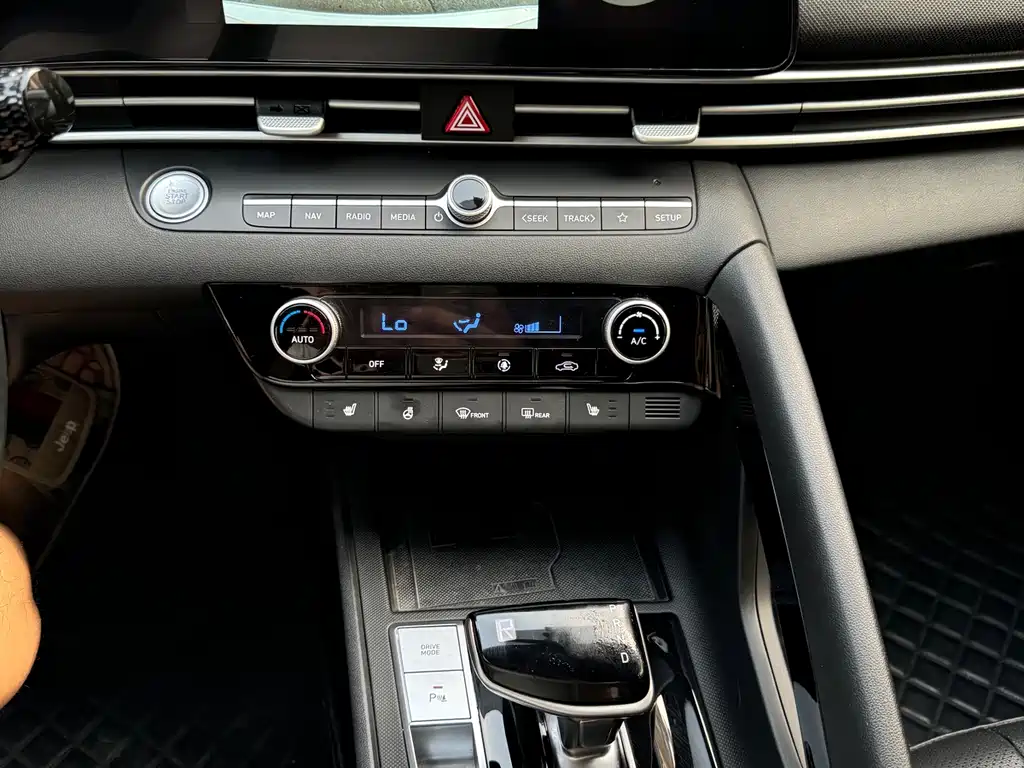 Hyundai Elantra 2023 — фото 8