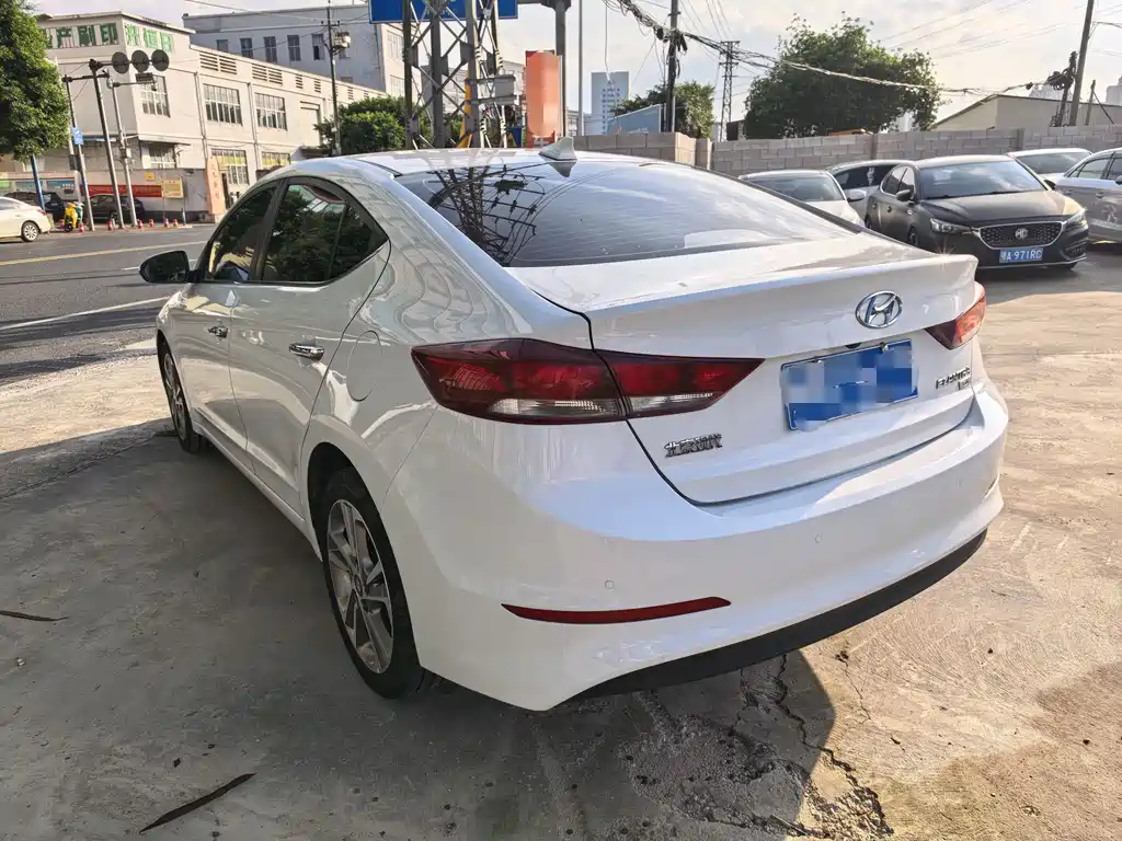 Hyundai Elantra 2019 — фото 14