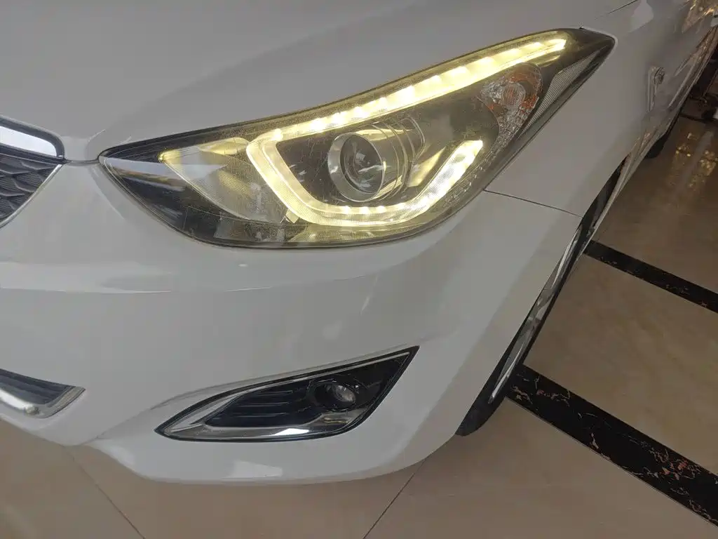 Hyundai Elantra 2018 — фото 18