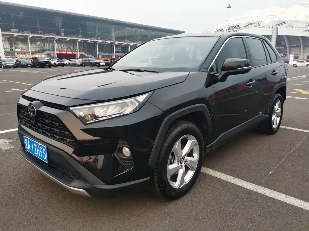 Toyota RAV4 2022 — фото 1