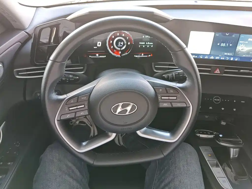 Hyundai Elantra 2023 — фото 11