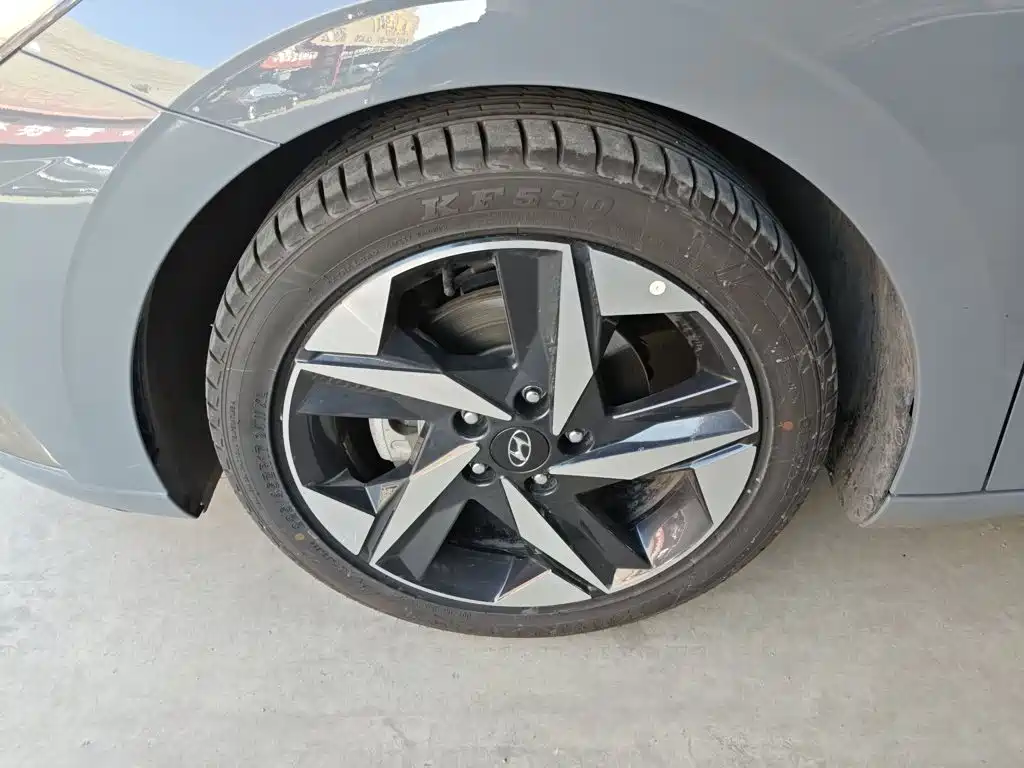 Hyundai Elantra 2023 — фото 23