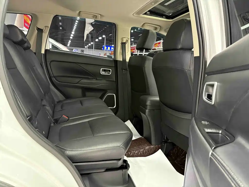 Mitsubishi Outlander 2017 — фото 17