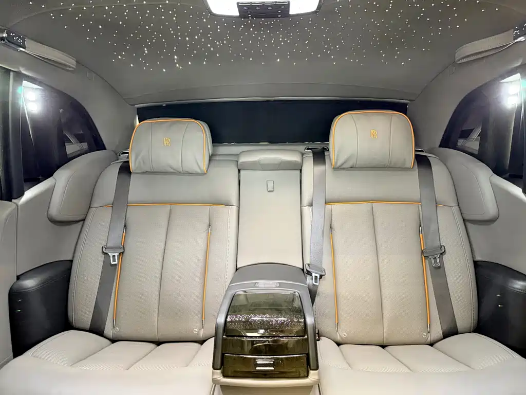 Rolls-Royce Phantom 2019 — фото 18