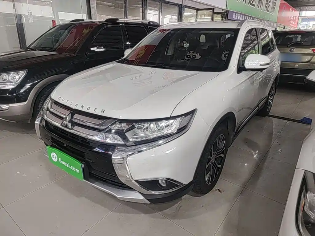 Mitsubishi Outlander 2018 — фото 2