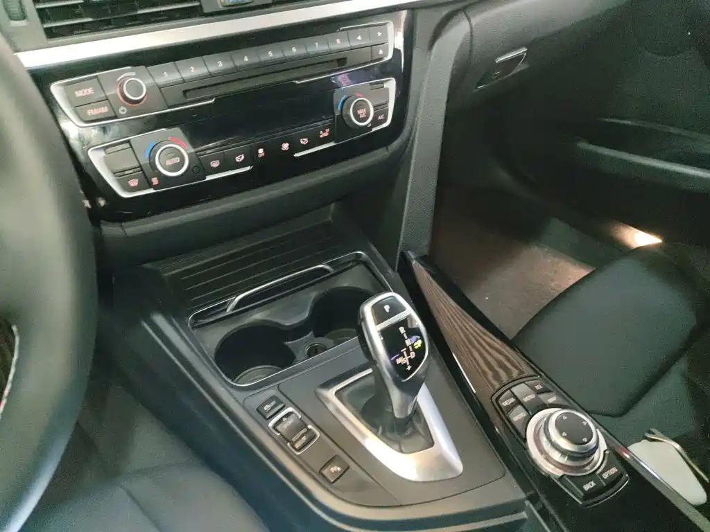 BMW 3 Series 2017 — фото 14