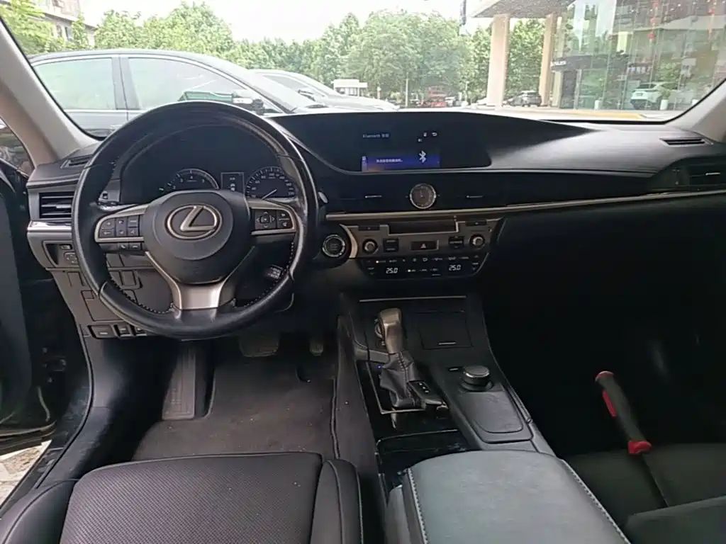Lexus ES 2016 — фото 13