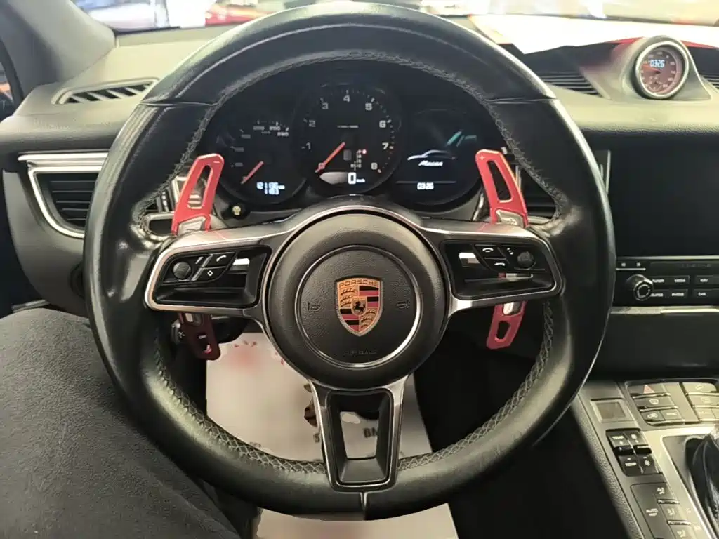 Porsche Macan 2017 — фото 11