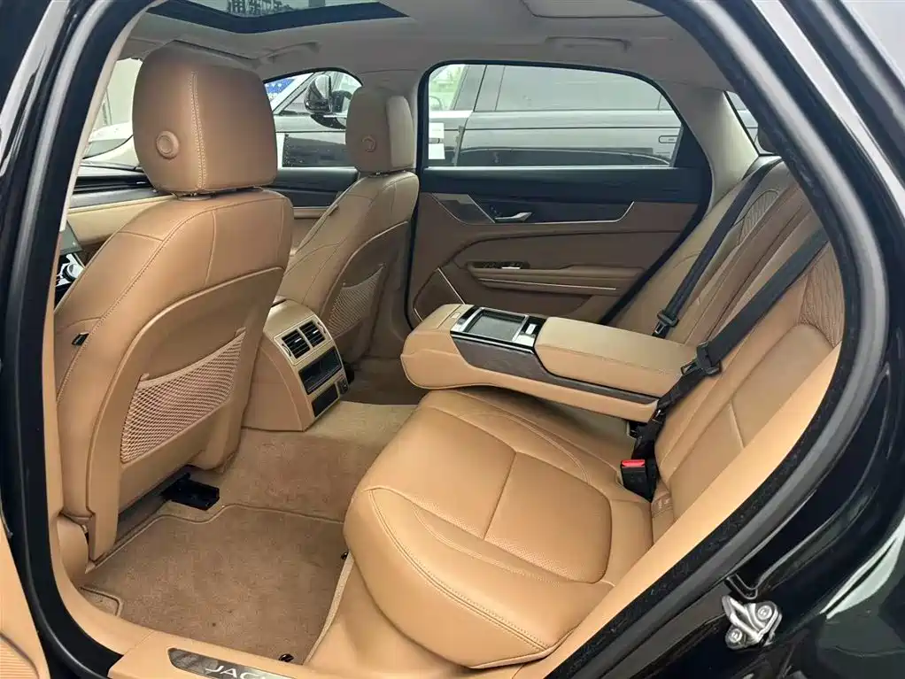 Jaguar XFL 2025 — фото 11