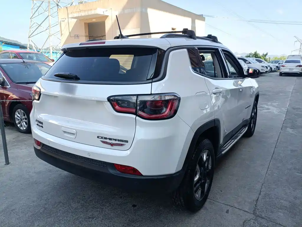 Jeep Compass 2017 — фото 9