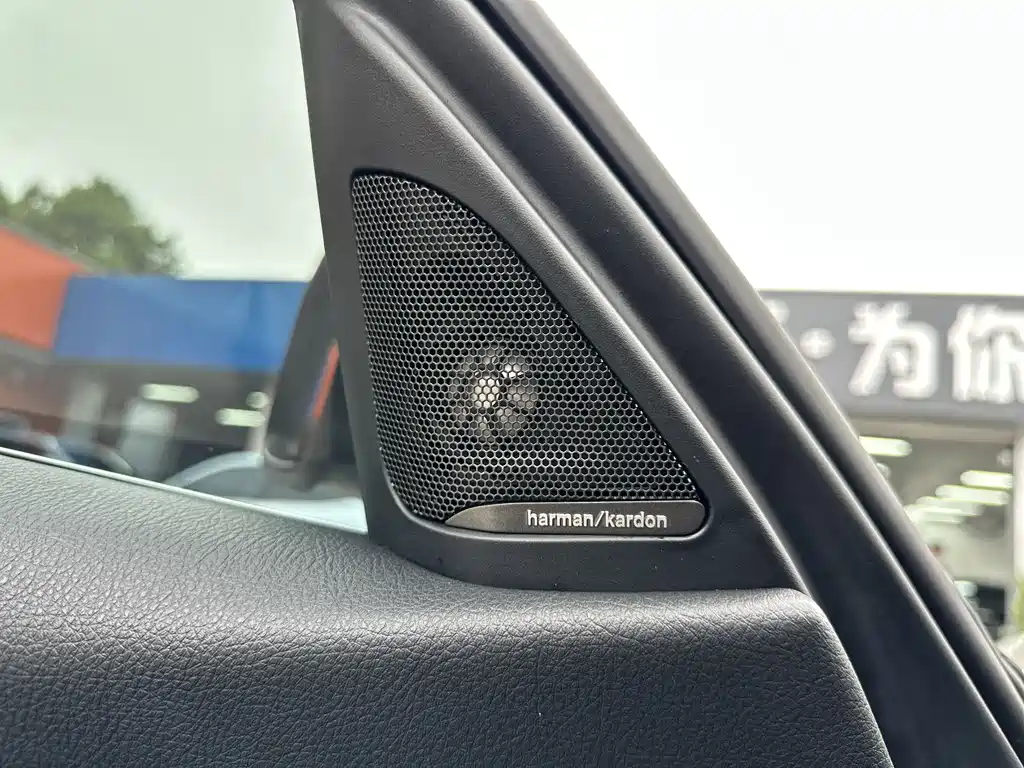 BMW 3 Series 2019 — фото 15