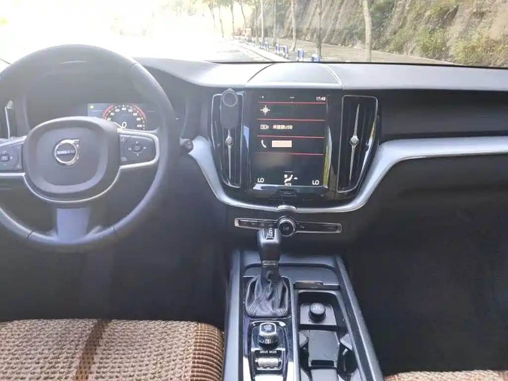 Volvo XC60 2018 — фото 4
