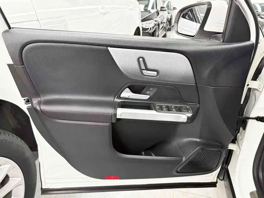 Mercedes-Benz GLB 2023 — фото 11