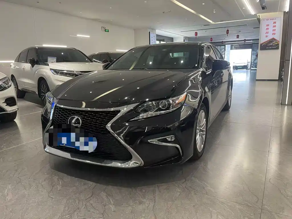 Lexus ES 2017 — фото 1