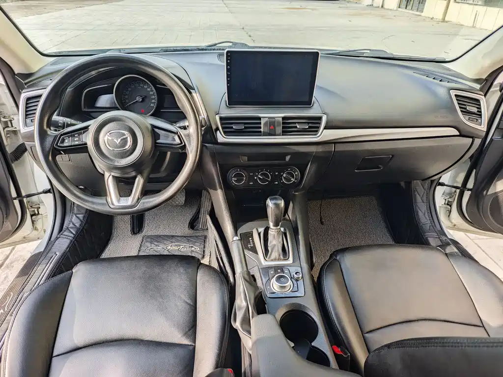 Mazda 3 Axela 2018 — фото 11