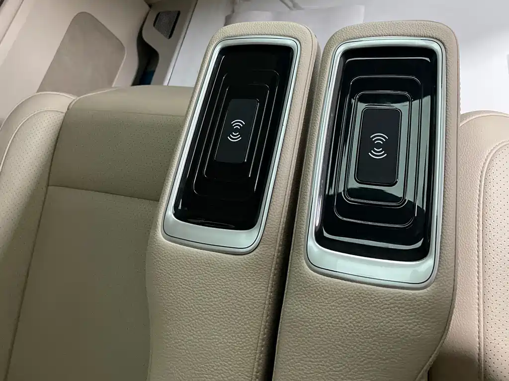 Mercedes-Benz V-Class 2023 — фото 15