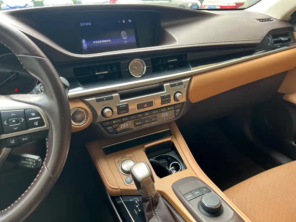 Lexus ES 2018 — фото 15