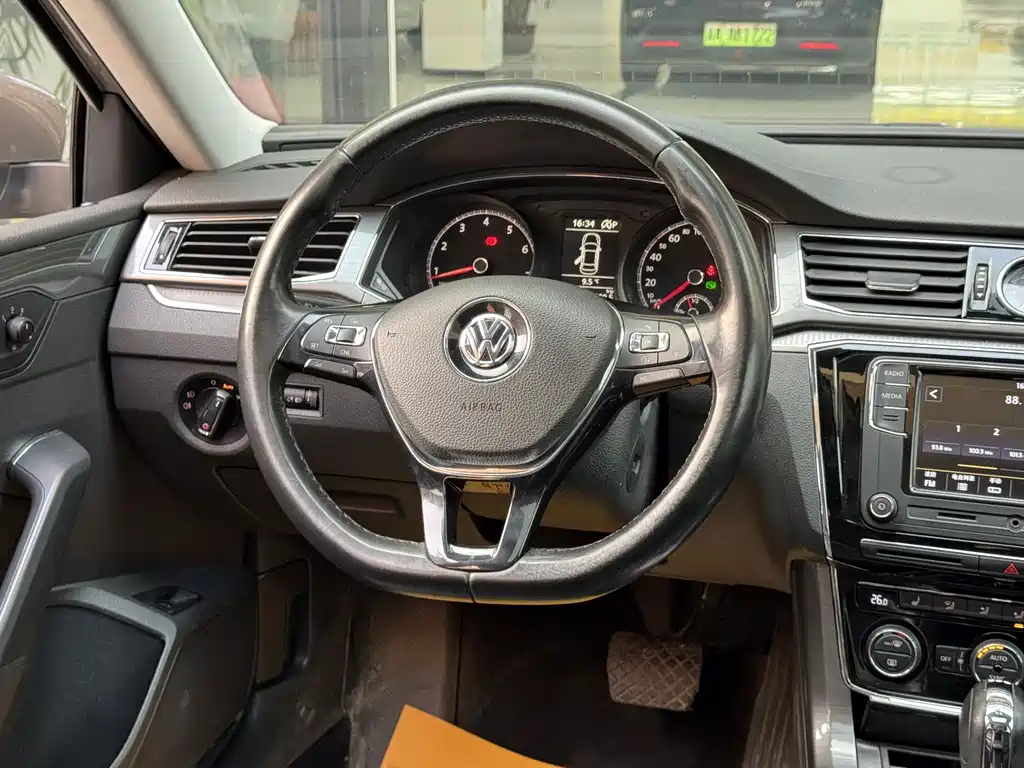Volkswagen Passat 2018 — фото 13