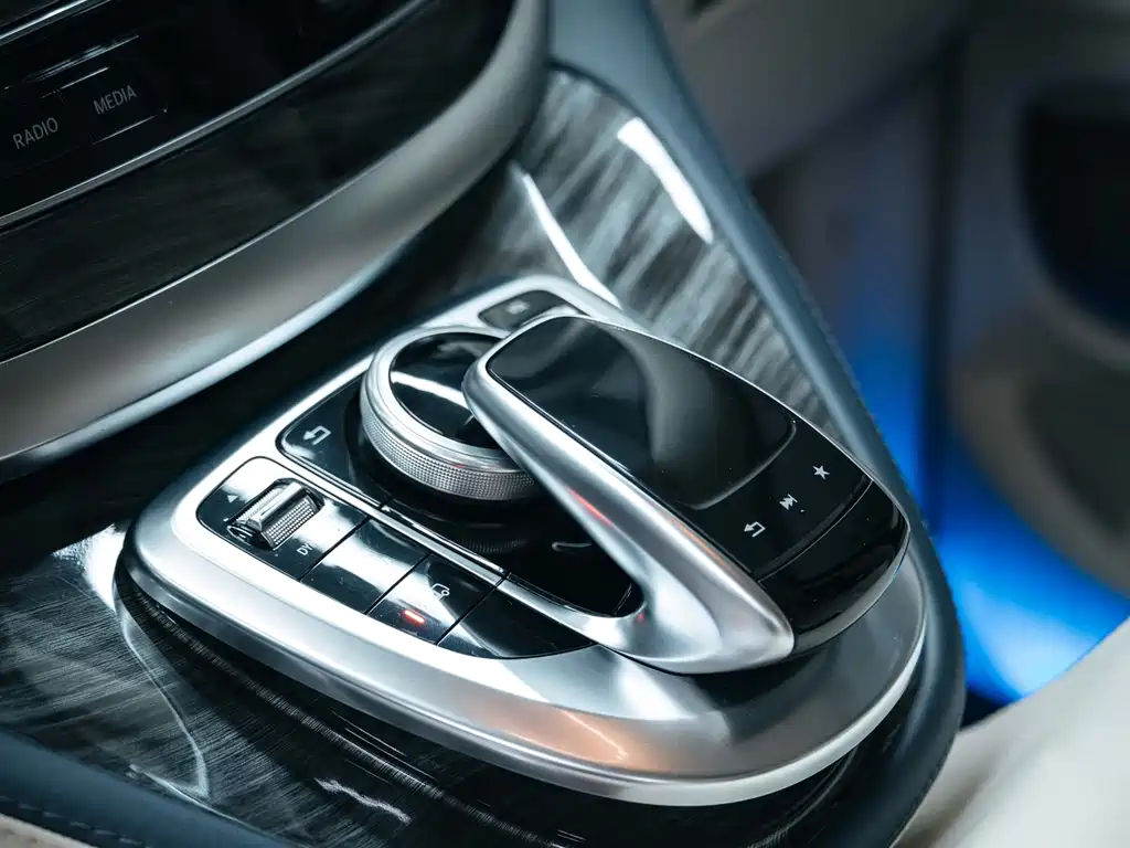 Mercedes-Benz V-Class 2020 — фото 25
