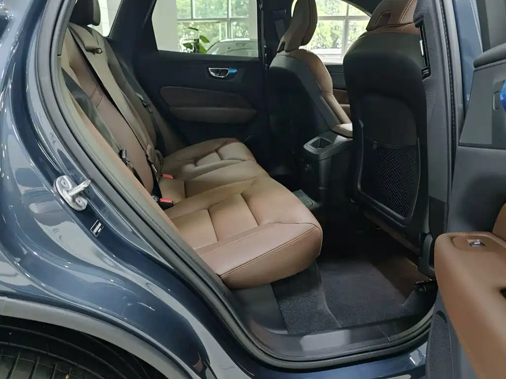 Volvo XC60 Plug-In Hybrid 2025 — фото 13
