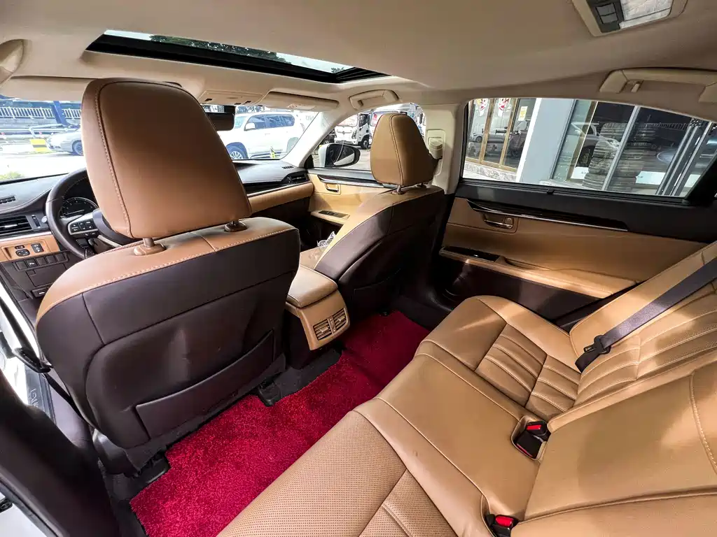 Lexus ES 2018 — фото 10