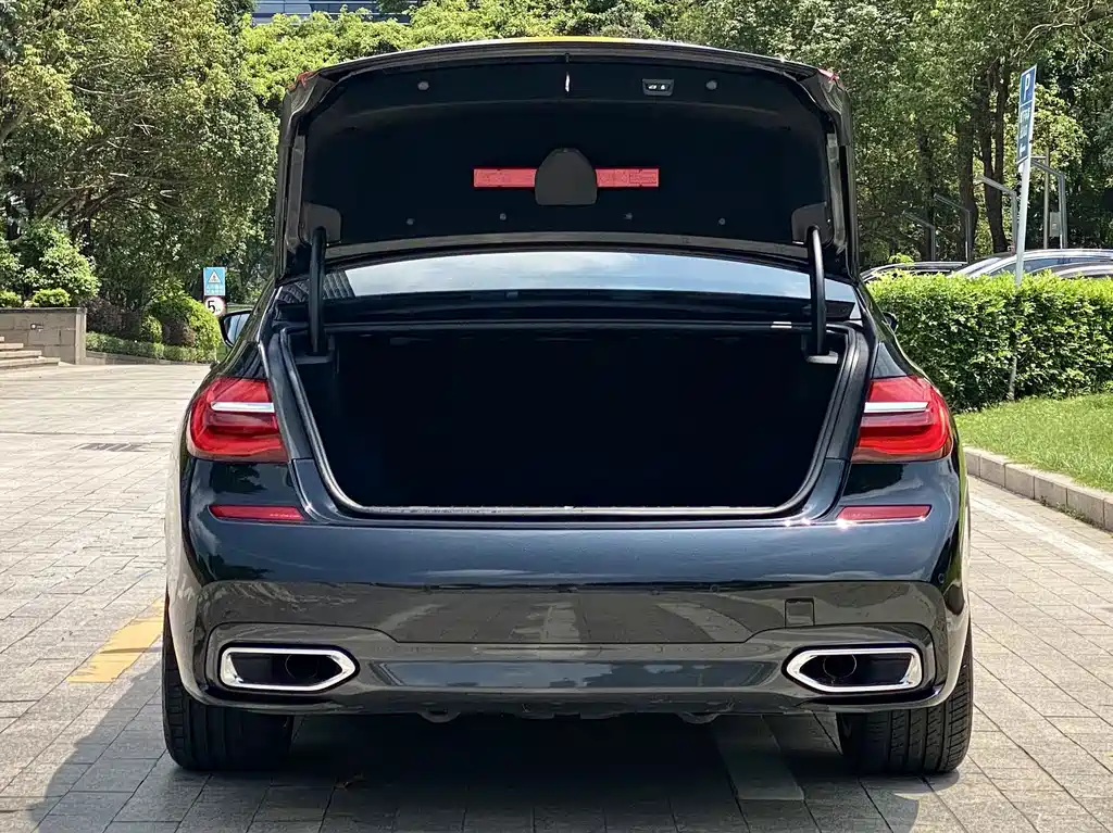 BMW 7 Series 2018 — фото 18