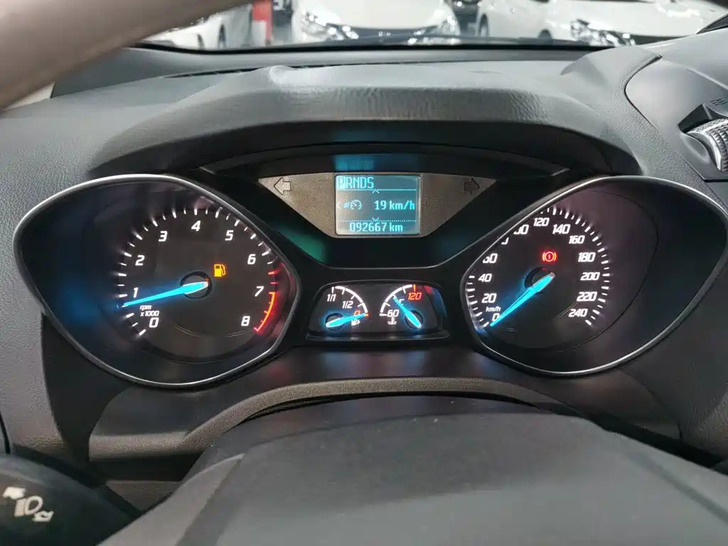 Ford Kuga 2016 — фото 12