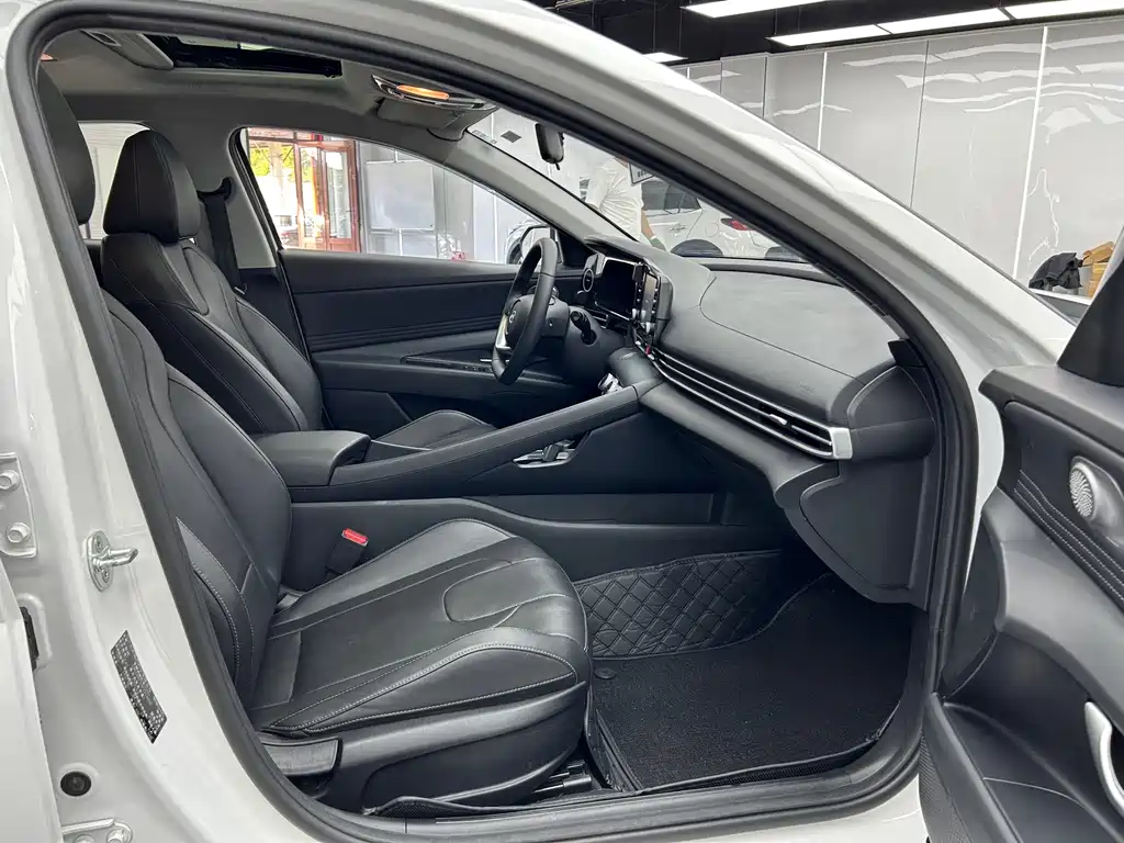 Hyundai Elantra 2023 — фото 21